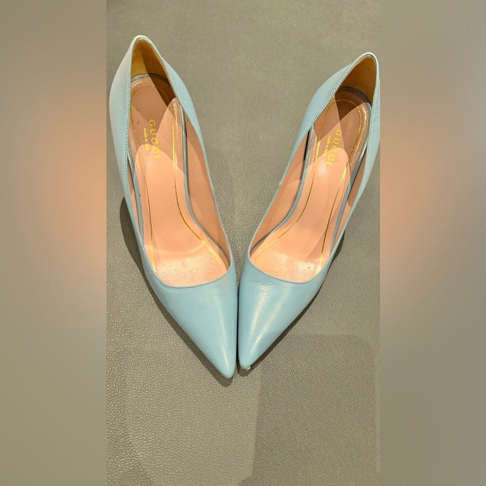 Gucci pumps used a couple of times. The elegance on these pumps is timeless.